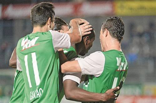Die Brasilianer Galvão und Thiago feiern Torschützen Kargbo. gepa