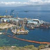 36 Stahlseile richten die „Costa Concordia“ auf