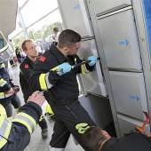Jugendlicher im Schließfach