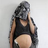 Frau schmuggelt Kokain in falschem Babybauch