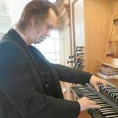 Drei Organisten an einer Orgel