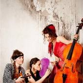 Nackte Clowns & Streicherinnen