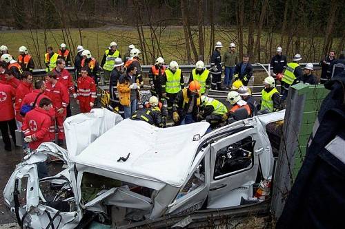 28. 12. 2002
Ein Frontal-Crash auf der S 16 bei Innerbraz erschüttert Vorarlberg. Zwei Erwachsene und drei Kinder sterben. Verwandte errichten später an der Unfallstelle eine Gedenktafel.
