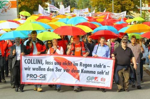 600 Menschen demonstrierten gestern vor dem Sitz der Firma Collini in Hohenems für einen guten KV-Abschluss. Foto: vn/Hofmeister