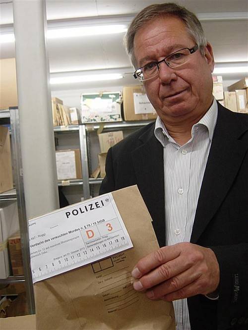 Amtsdirektor Huber mit einem verwahrten Beweisgegenstand.