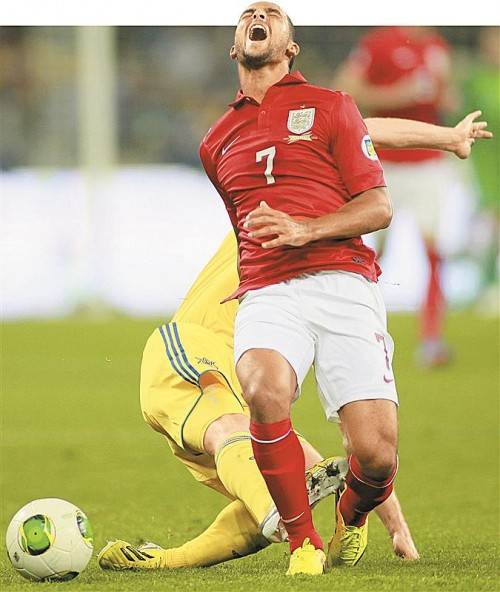 Auch den Engländern (im Bild Theo Walcott) steht in der Gruppe H trotz Tabellenführung noch ein harter Kampf bevor. Foto: reuters