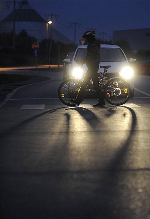 Autofahrer können Radfahrer ohne Licht erst im letzten Moment erkennen. Foto: apa