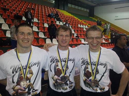 Das Trio Thomas Jochum, Dietmar Schuh und Gernot Schuh (v. l.) mit ihren Bronzemedaillen. Foto: Verein