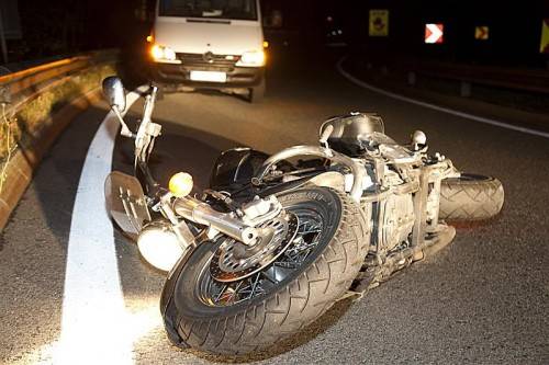 Der 57-Jährige kam auf der Autobahnausfahrt Nenzing zu Sturz. Das Motorrad kam erst über 100 Meter weiter zum Stillstand. Foto: D. Mathis