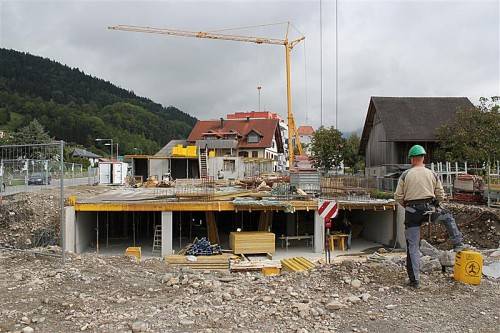 Der Bau der neuen Wohnanlage an der Hauptstraße in Bludesch wird zügig vorangetrieben. Foto: ss