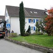 Mit Traktor Gartenmauer und Hecke überfahren