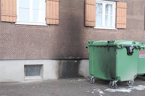 Deutlich zu sehen: Verrußungen an Hauswand und Container. Foto: vn