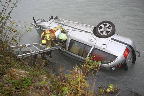 Die Einsatzkräfte sicherten das Auto, damit es nicht vom Wasser mitgerissen wird. Danach wurde der Wagen mittels Kran geborgen. Fotos: vn/hofmeister