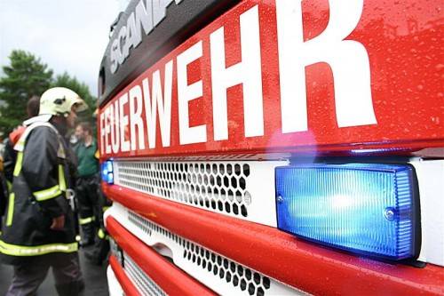 Die Feuerwehr war schnell vor Ort und konnte das Haus retten, nur das Schlafzimmer brannte komplett aus. Foto: VN