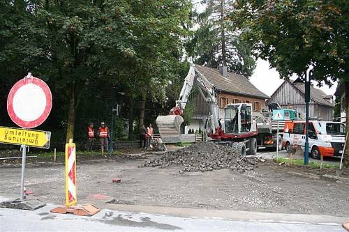 Die Pflastersteine werden durch roten Asphalt ersetzt. Foto: fep