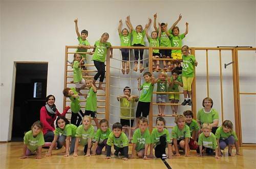 Die Vorfreude der Mädchen und Burschen der Volksschule Gaschurn auf die Teilnahme am Kindermarathon ist groß. Foto: akp