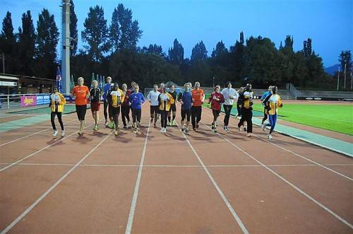 Die fünf Athleten von run2gether bei der Trainingseinheit mit der Gruppe des Marathon-Laufseminars in Bregenz. Foto: akp