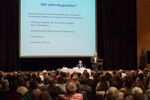 Dr. Jutta Gnaiger-Rathmanner und Dr. Eugen Burtscher brachten den Mini-Med-Besuchern die Komplementärmedizin näher. Foto: stiplovsek