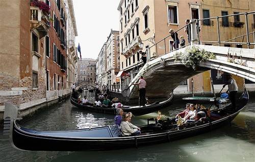 Eine Verkehrszählung am Canal Grande zeigte, dass innerhalb von zehn Stunden 1615 Boote die Rialto-Brücke passieren. Foto: REUTERS