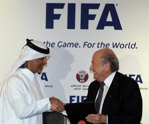 FIFA-Chef Joseph S. Blatter mit Katars Fußball-Präsident Scheich Hamad Bin Khalifa Bin Ahmed al-Thani. Bild unten: Michel Platini. Fotos: ap/2