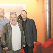 Finanzmanager zeigt Fotos in Hörbranz