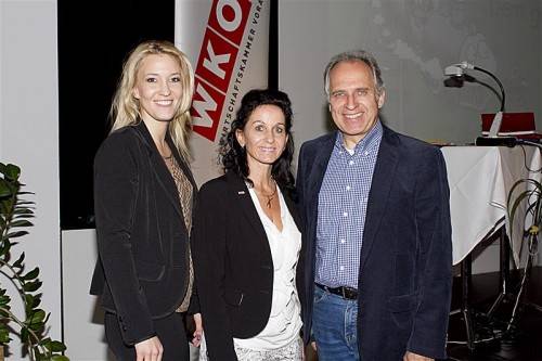 Gastgeberinnen mit Referent: Evelyn Dorn (l.) mit Karin Furtner und Werner „Tiki“ Küstenmacher.