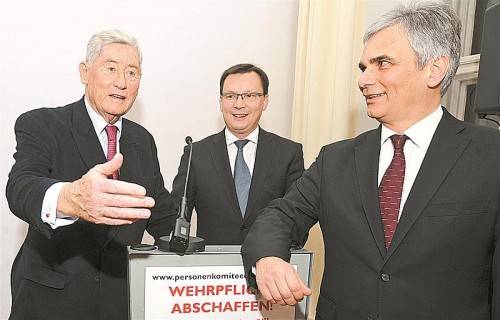 Gegen FPÖ-Ausgrenzung: Androsch (l.) im Gespräch mit Faymann und Parteigeschäftsführer Darabos. Foto: APA