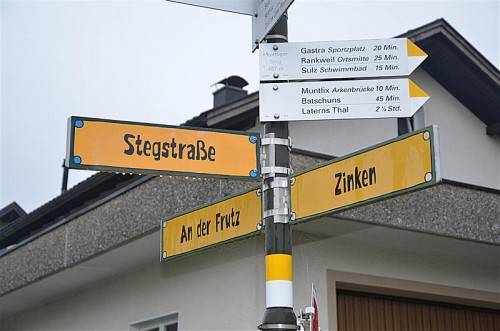 Genau nach Vorlage wurden die Verkehrsschilder in Zwischenwasser erneuert. Foto: mwe
