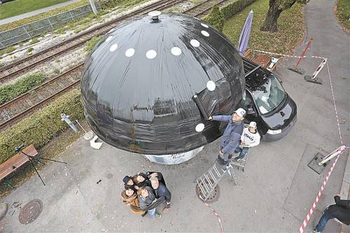 Gestern Mittag hat der Milchpilz am Bregenzer Bodenseeufer sein Knallrot abgelegt und auf Schwarz gewechselt. Foto: VN/Hartinger