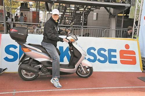Jürgen Schatzmann ist beim Sparkasse-Marathon mit seinem Motorroller Vorausfahrzeug und begleitet den letzten Läufer bis ins Ziel. Foto: akp