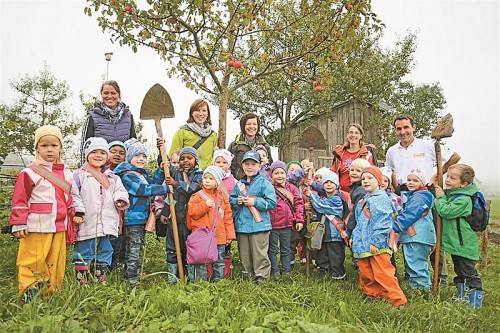 Klein und Groß hat beim Apfel-Projekt fleißig Hand angelegt. Foto: VN/Hartinger