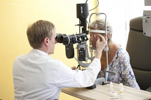 Spätestens ab dem 40. Lebensjahr ist eine regelmäßige Kontrolle der Augen durch einen Facharzt angezeigt.