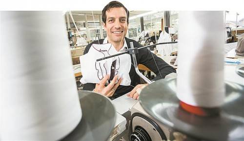 René Schedler managt die Aufgabe, gleich zwei Unternehmen zu führen. Sein Hauptgeschäft ist Wallmann Textil in Hohenems. Am Standort werden Blusen und Hemden produziert. Fotos: vn/Steurer