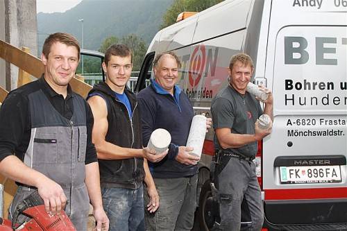 Rücken dem Beton mit dem richtigen Werkzeug zu Leibe: René, Karl und Andreas Hundertpfund (v. l.) und ihr neuer Mitarbeiter Stanley Niepelt (2. v. l.) Foto: TM
