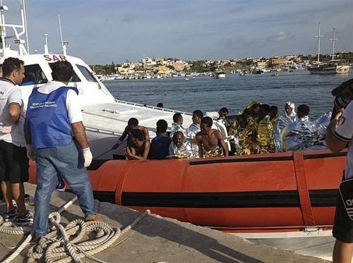 Rund 150 Menschen konnten bisher gerettet werden. Viele Flüchtlinge werden noch vermisst. Foto: reuters