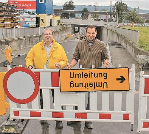 Symbolisch räumten Projektleiter Schmid (l.) und Bauleiter Wörz die Absperrung beiseite. Foto: stp