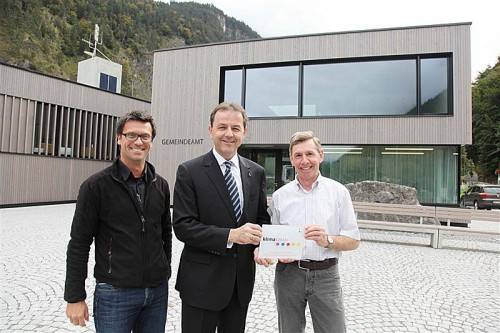 Umweltminister Nikolaus Berlakovich überreichte die „klima:aktiv“-Gold-Plakette an Bgm. Lothar Ladner (r.) und Architekt Michael Achammer (l.). Foto: mez