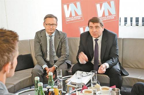 Volksbank-Vorarlberg-Chef Gerhard Hamel (l.) war mit Heribert Donnerbauer in der VN-Redaktion zu Gast, um über die aktuelle Lage zu berichten. Foto: vn/sca