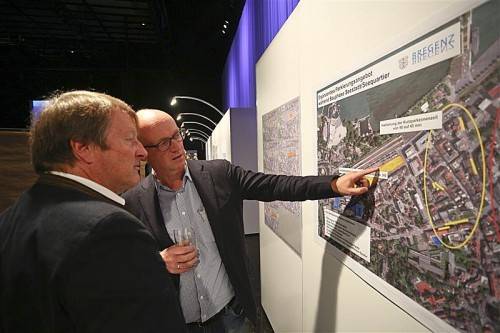 WIGEM-Chef Thomas Hackspiel (l.) lässt sich von Architekt Philip Lutz erklären, wo die Seespange platziert ist. Foto: VN/hartINGER
