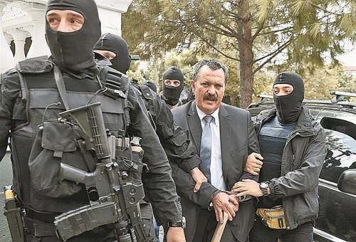 Wegen des Verdachts der Leitung einer „kriminellen Vereinigung“ musste der rechtsextreme Parteichef Michaloliakos gestern in U-Haft. Foto: EPA