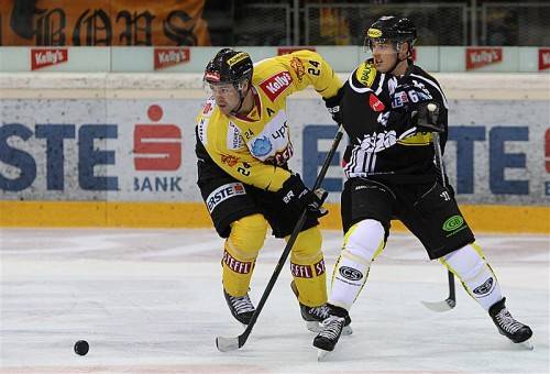 Wiens Jonathan Ferland (l.) bekam den Doppeltorschützen Brett Sonne nicht in den Griff. Foto: GEPA