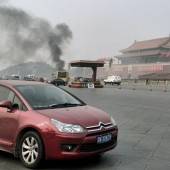 Auto rast auf Tiananmen- Platz in Menschenmenge