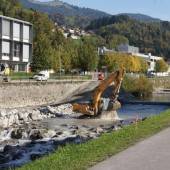 Bagger in der Dornbirner Ach am Werk