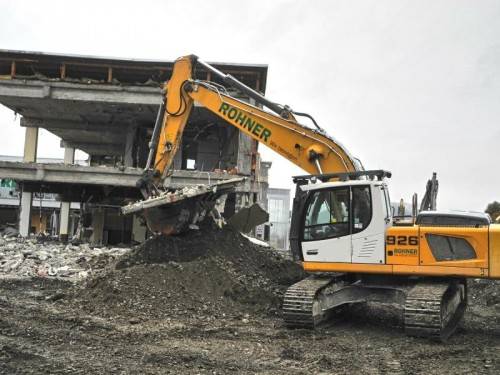 Auf der Baustelle fürs neue EKZ in Rankweil geht es munter weiter: Jetzt wird die alte McDonald’s-Filiale abgerissen. Foto: VN/SM
