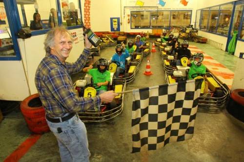 Auf die Plätze, fertig, los: Kartbahnbetreiber Franz Winter schwenkte am Freitagabend die Startflagge für das sechste „AK Charity Race“ zugunsten der Sozialaktion „Ma hilft“. Fotos: bernd Hofmeister/Dietmar mathis