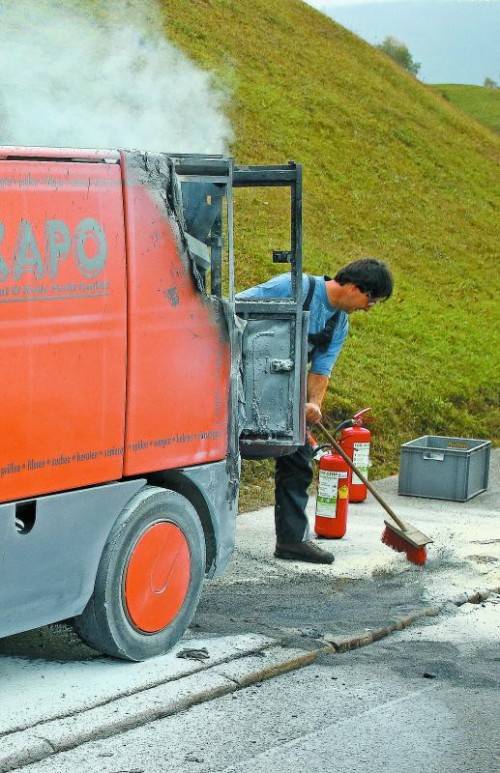Aus dem Heck der Kehrmaschine stieg Rauch auf. Foto: vn/hb