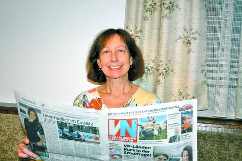 Beim Frühstück verschafft sich Elisabeth Vetter einen ersten Überblick. Die genaue Lektüre folgt am Nachmittag bei einer Tasse Kaffee. Foto: SIS