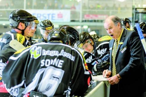 Brett Sonne und Kollegen lauschen den taktischen Vorgaben von Trainer Dave MacQueen . Foto: gepa