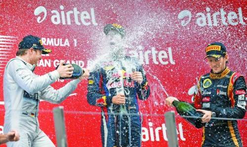 Champagner für den Champion: Sebastian Vettel wird von seinen Kollegen Nico Rosberg (l.) und Romain 
Grosjean groß gefeiert. Foto: reuters
