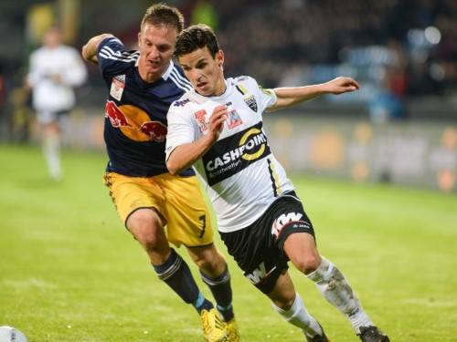 Daniel Luxbacher (r.) lässt Andreas Schrott stehen und trifft zum 3:1.
